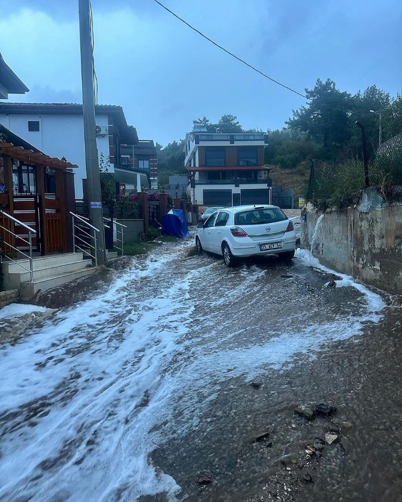 İzmir'de Kuvvetli Yağış Sonrası Yer Yarıldı Arabalar İçine Düştü